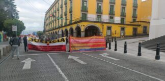 Ex policías intermunicipales de Poza Rica protestan en Xalapa con bloqueos del centro histórico.