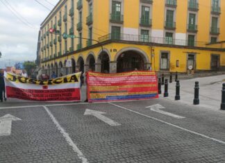 Ex policías intermunicipales de Poza Rica protestan en Xalapa con bloqueos del centro histórico.