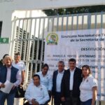 Trabajadores de Salud en Veracruz toman oficinas para exigir solución a demandas laborales.