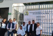 Trabajadores de Salud en Veracruz toman oficinas para exigir solución a demandas laborales.