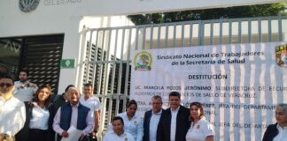 Trabajadores de Salud en Veracruz toman oficinas para exigir solución a demandas laborales.