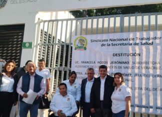Trabajadores de Salud en Veracruz toman oficinas para exigir solución a demandas laborales.
