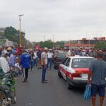 Pescadores bloquean puente Tuxpan para exigir apoyos.
