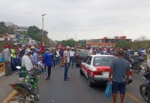 Pescadores bloquean puente Tuxpan para exigir apoyos.