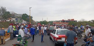 Pescadores bloquean puente Tuxpan para exigir apoyos.
