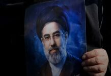 Jamenei estaría inconsciente y sin capacidad para dirigir Irán, según inteligencia.