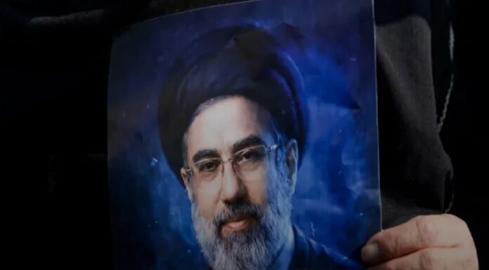 Jamenei estaría inconsciente y sin capacidad para dirigir Irán, según inteligencia.