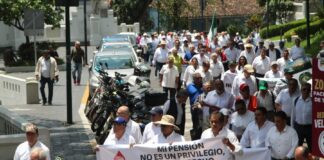 Jubilados de Pemex y CFE rechazan con marcha reforma al artículo 127 #Veracruz.