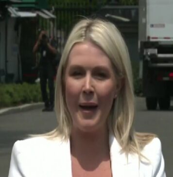 La vocera Karoline Leavitt anuncia licencia por maternidad.