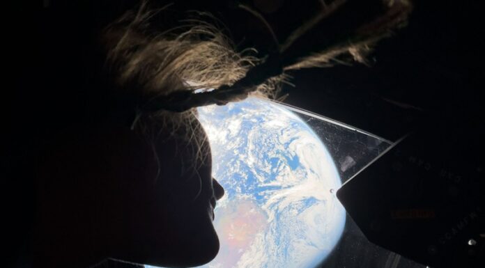 Artemis II hace historia al orbitar el lado oculto de la luna .