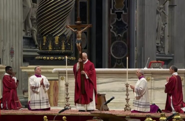 En un mundo en guerra, aprendamos de Cristo a no devolver el mal recibido