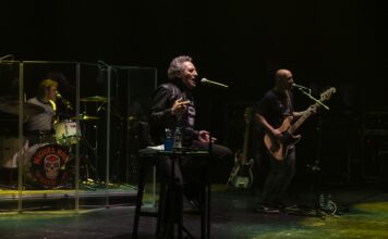 Miguel Ríos en el Cervantes: El rugido de un “hijo del rock” que se niega a callar