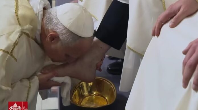 Papa León XIV preside ritos de su primera Semana Santa; llama a la humildad y al servicio.