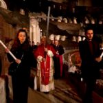 “Quien abusa del poder responderá a Dios”: León XIV carga la Cruz en el Coliseo.