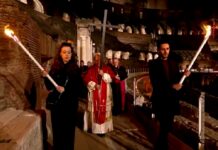 León XIV carga la Cruz en el Coliseo, un gesto que interpela a la humanidad.