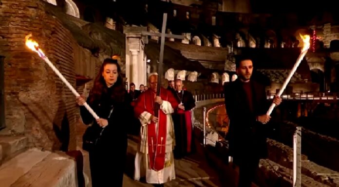 “Quien abusa del poder responderá a Dios”: León XIV carga la Cruz en el Coliseo.