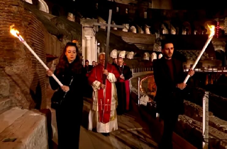 “Quien abusa del poder responderá a Dios”: León XIV carga la Cruz en el Coliseo.