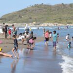 Turistas extranjeros encuentran en Villa Rica el lugar ideal para disfrutar del mar.