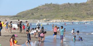 Turistas extranjeros encuentran en Villa Rica el lugar ideal para disfrutar del mar.