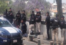 #Xalapa: Mujer intenta arrojarse del puente Xallitic; policías evitan tragedia en pleno Viernes Santo