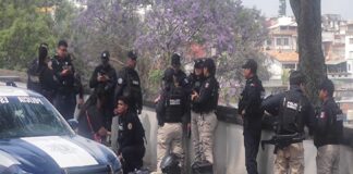 #Xalapa: Mujer intenta arrojarse del puente Xallitic; policías evitan tragedia en pleno Viernes Santo