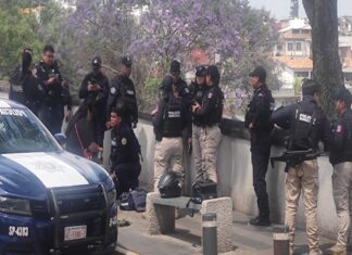 #Xalapa: Mujer intenta arrojarse del puente Xallitic; policías evitan tragedia en pleno Viernes Santo