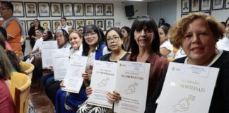 SEV entrega títulos de propiedad a 54 escuelas; destacan planteles con 94 años .