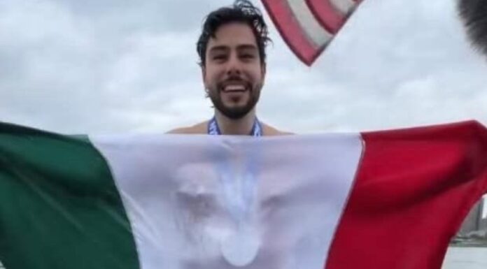 Mexicano rompe récord mundial con cruce inédito entre Cozumel y Cancún .