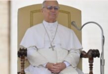 La democracia solo se mantiene sana si está arraigada en la ley moral, advierte León XIV