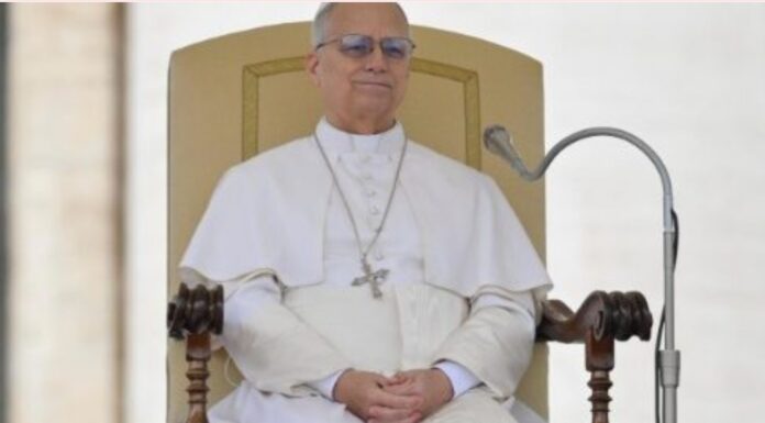 La democracia solo se mantiene sana si está arraigada en la ley moral, advierte León XIV