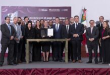 Presidenta firma acuerdo para reducir comisiones en pagos de gasolina y diésel con tarjetas y vales