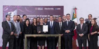 Presidenta firma acuerdo para reducir comisiones en pagos de gasolina y diésel con tarjetas y vales