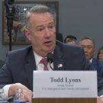 ICE anuncia salida de su director interino Todd Lyons tras muerte de 15 mexicanos.