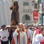 Encabeza el Arzobispo de Xalapa Viacrucis con fieles católicos.