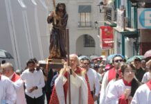 Encabeza el Arzobispo de Xalapa Viacrucis con fieles católicos.