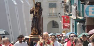 Encabeza el Arzobispo de Xalapa Viacrucis con fieles católicos.