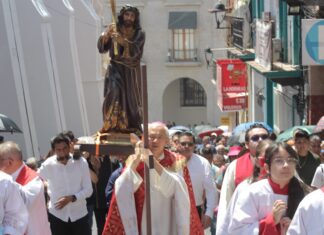 Encabeza el Arzobispo de Xalapa Viacrucis con fieles católicos.