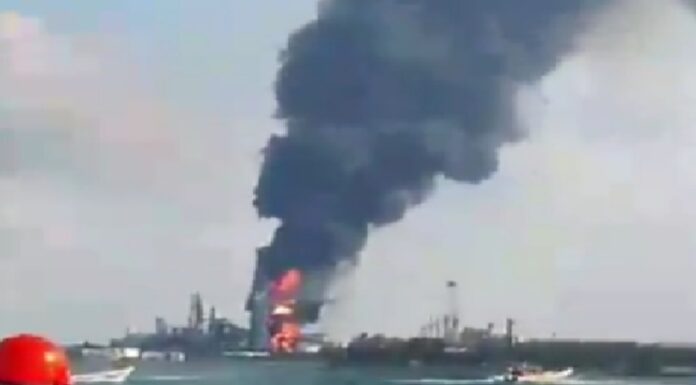 Incendio en área de coque de la Refinería Olmeca es controlado sin reporte de víctimas .