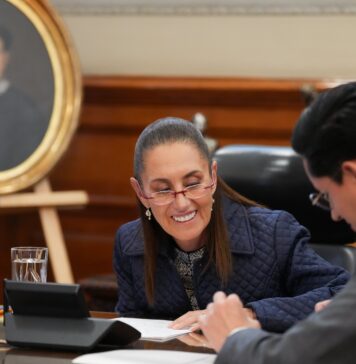 Sheinbaum y Trump sostienen llamada sobre seguridad y comercio.