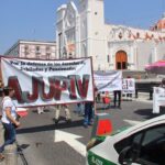 Jubilados exigen diálogo y restitución de seguro de vida en Veracruz.