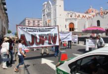 Jubilados exigen diálogo y restitución de seguro de vida en Veracruz.