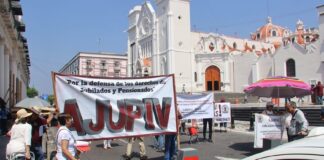 Jubilados exigen diálogo y restitución de seguro de vida en Veracruz.