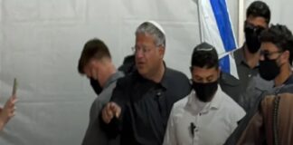 Activistas de la flotilla atados, arrodillados en el suelo: El provocador video de Ben Gvir