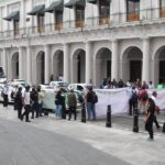 Jubilados de la extinta PIPTC exigen pagos pendientes con bloqueo en centro de Xalapa.