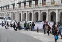 Jubilados de la extinta PIPTC exigen pagos pendientes con bloqueo en centro de Xalapa.