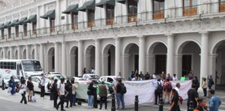 Jubilados de la extinta PIPTC exigen pagos pendientes con bloqueo en centro de Xalapa.