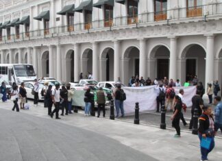 Jubilados de la extinta PIPTC exigen pagos pendientes con bloqueo en centro de Xalapa.