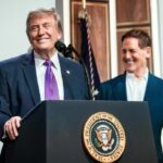 Trump ordena revisar ciudadanía y estatus migratorio de quienes envían remesas desde Estados Unidos