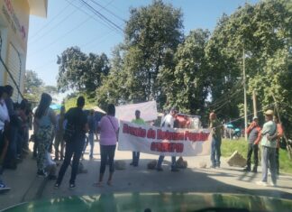 Ayuntamiento de Xalapa atendió a manifestantes de la FREDEPO por obra de puente y drenaje pluvial.