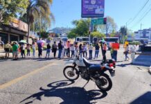 Bloquean avenida Ávila Camacho por retiro de espacios en primaria “Carlos A. Carrillo”.